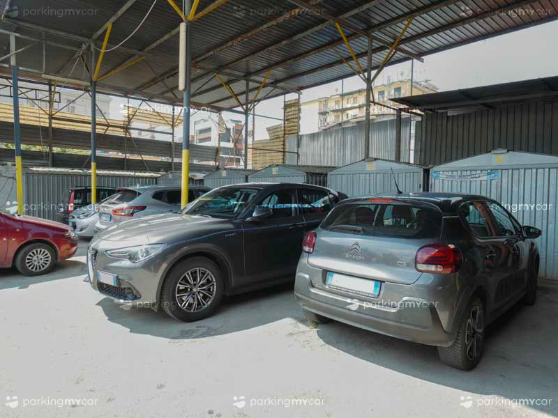 Garage Cristian - Porto Napoli Posti auto sotto tettoia Garage Cristian - Porto Napoli