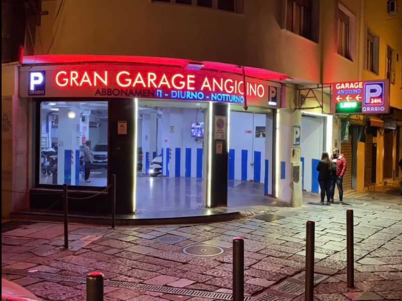 Gran Garage Angioino 2 - Napoli Municipio Gran Garage Angioino 2 - Napoli Municipio di notte