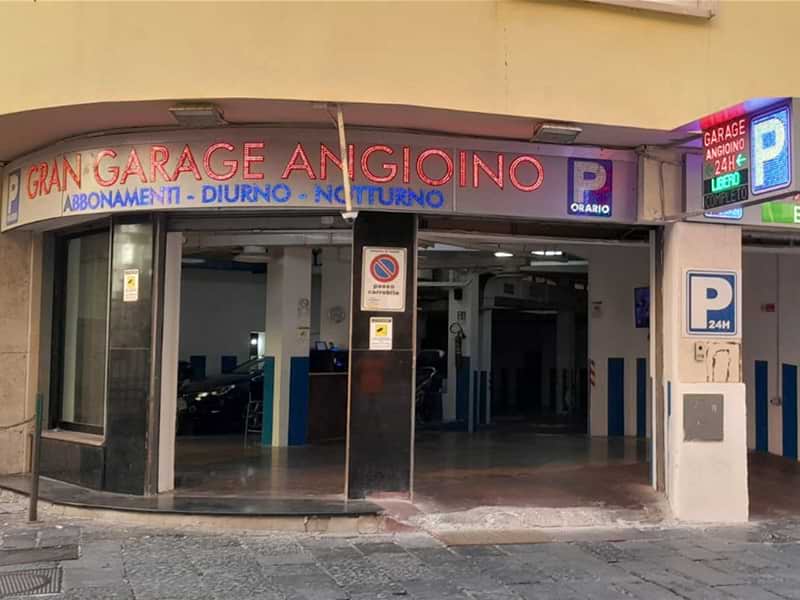 Gran Garage Angioino 2 - Napoli Municipio Ingresso Gran Garage Angioino 2 - Napoli Municipio