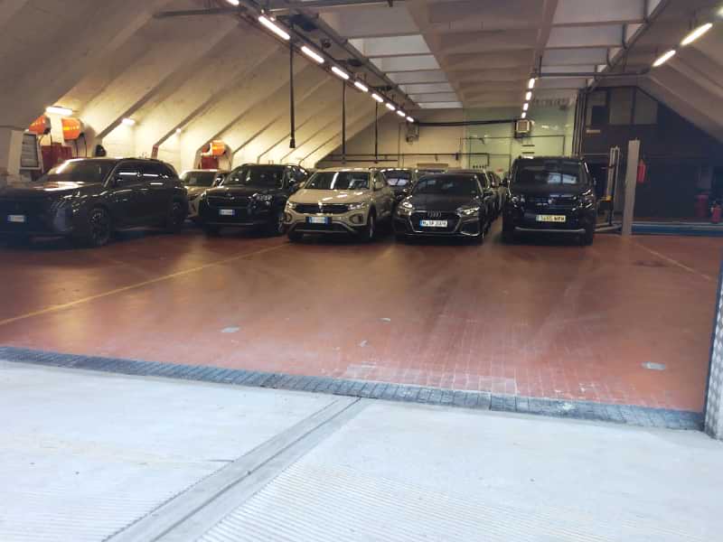 Central Station Parking - Stazione Centrale Milano Auto parcheggiate presso Central Station Parking - Stazione Centrale Milano